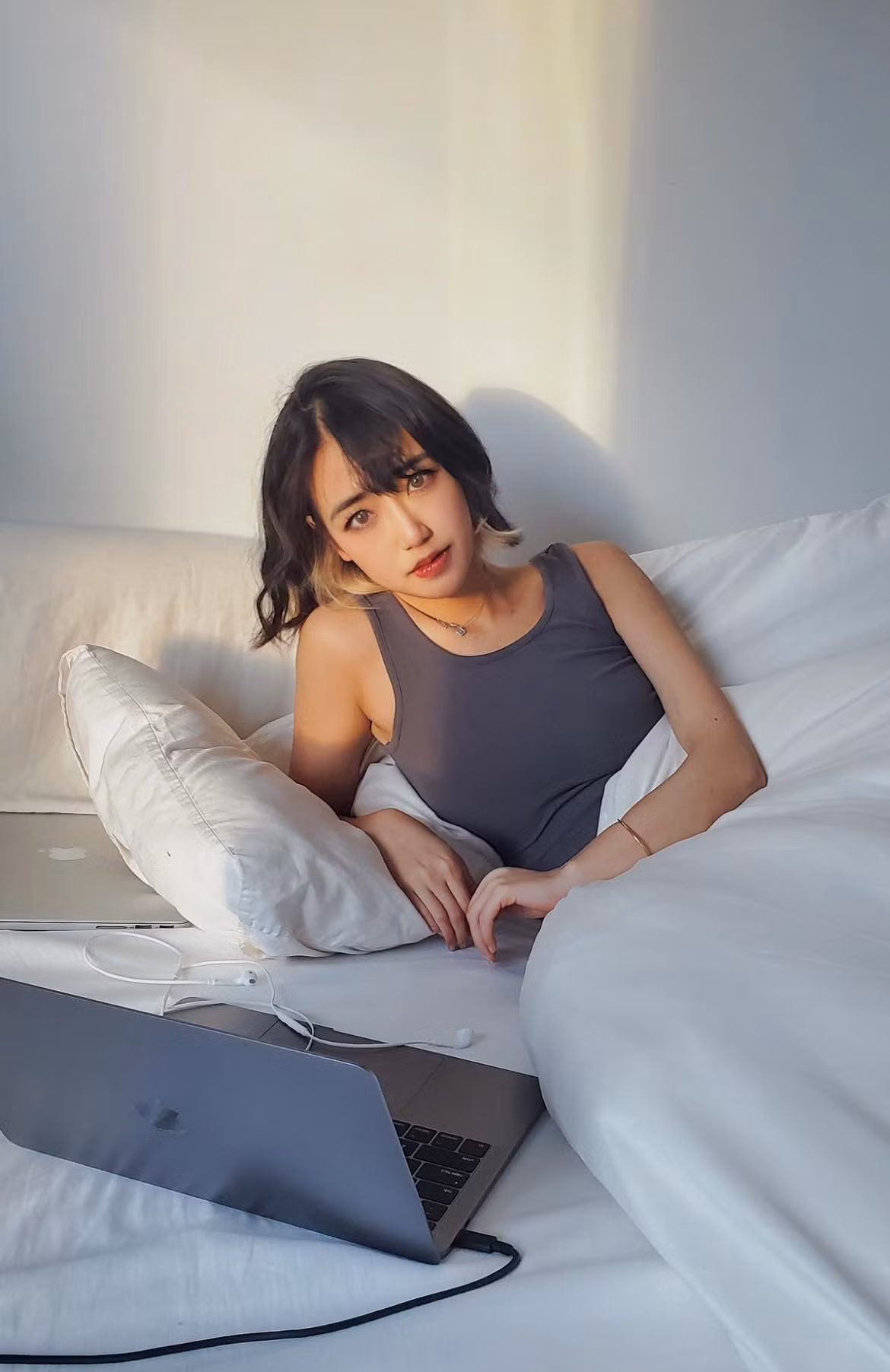 Ở tuổi 25, hot girl nổi tiếng 1 thời tập tành lập kênh YouTube và làm vlogger, đề cập đến chủ đề du lịch, ăn uống và những vấn đề hot trên mạng xã hội.