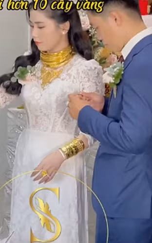 Đây là hình ảnh một cặp đôi được gia đình hai bên lên trao hồi môn, có thể thấy cô dâu đang đeo lên mình hàng chục chiếc kiềng vàng lấp lánh chồng chất lên nhau, hai bên cổ tay được che kín với những chiếc lắc vàng.