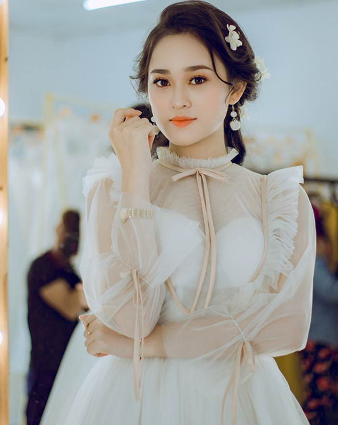 Bên cạnh những người ngưỡng mộ cũng có ý kiến trái chiều khác cho rằng, việc cô nhận nhiều quà cưới chưa chắc đã vui vì sau này phải mừng lại bởi lẽ “của cho là của nợ”. Dù nhận về nhiều ý kiến, song cặp đôi vẫn rất hạnh phúc vì người thân đã trao gửi món quà lớn.