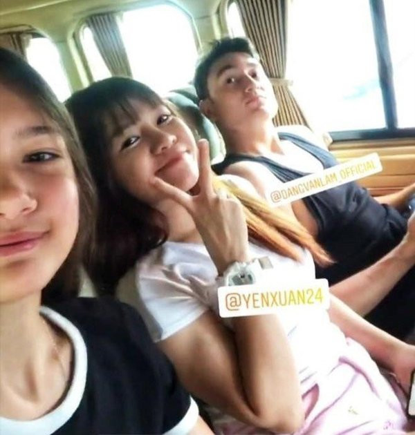 Năm 2018, xuất hiện tin đồn cô hẹn hò với thủ môn Đặng Văn Lâm khi loạt ảnh chụp trên thuyền tại một khu du lịch ở Hải Phòng của hai người bị cư dân mạng tìm ra nhiều điểm trùng khớp. Sau đó, người đẹp cũng được bắt gặp nhiều lần lên khán đài cổ vũ đội tuyển Việt Nam thi đấu.