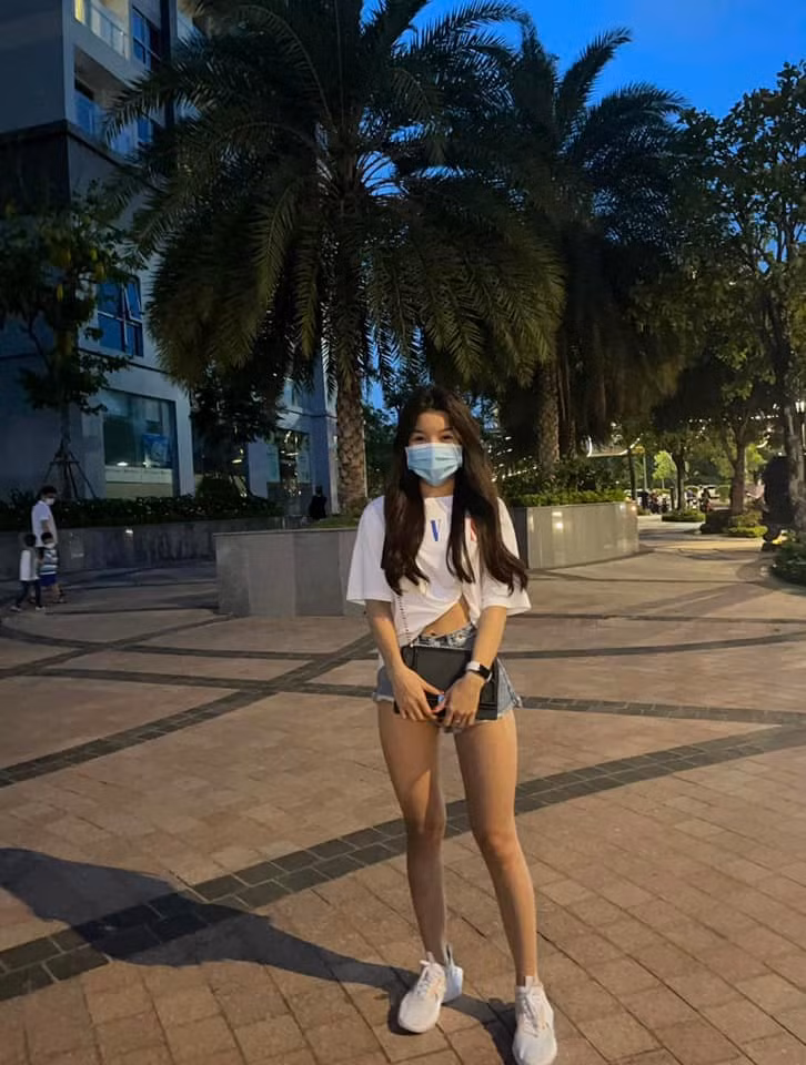 "Hot girl phòng gym" ít nhắc tới bạn trai tài năng, bù lại, cô không ngần ngại khoe những hình ảnh nóng bỏng trong các bộ bikini hay những bộ đồ tập.