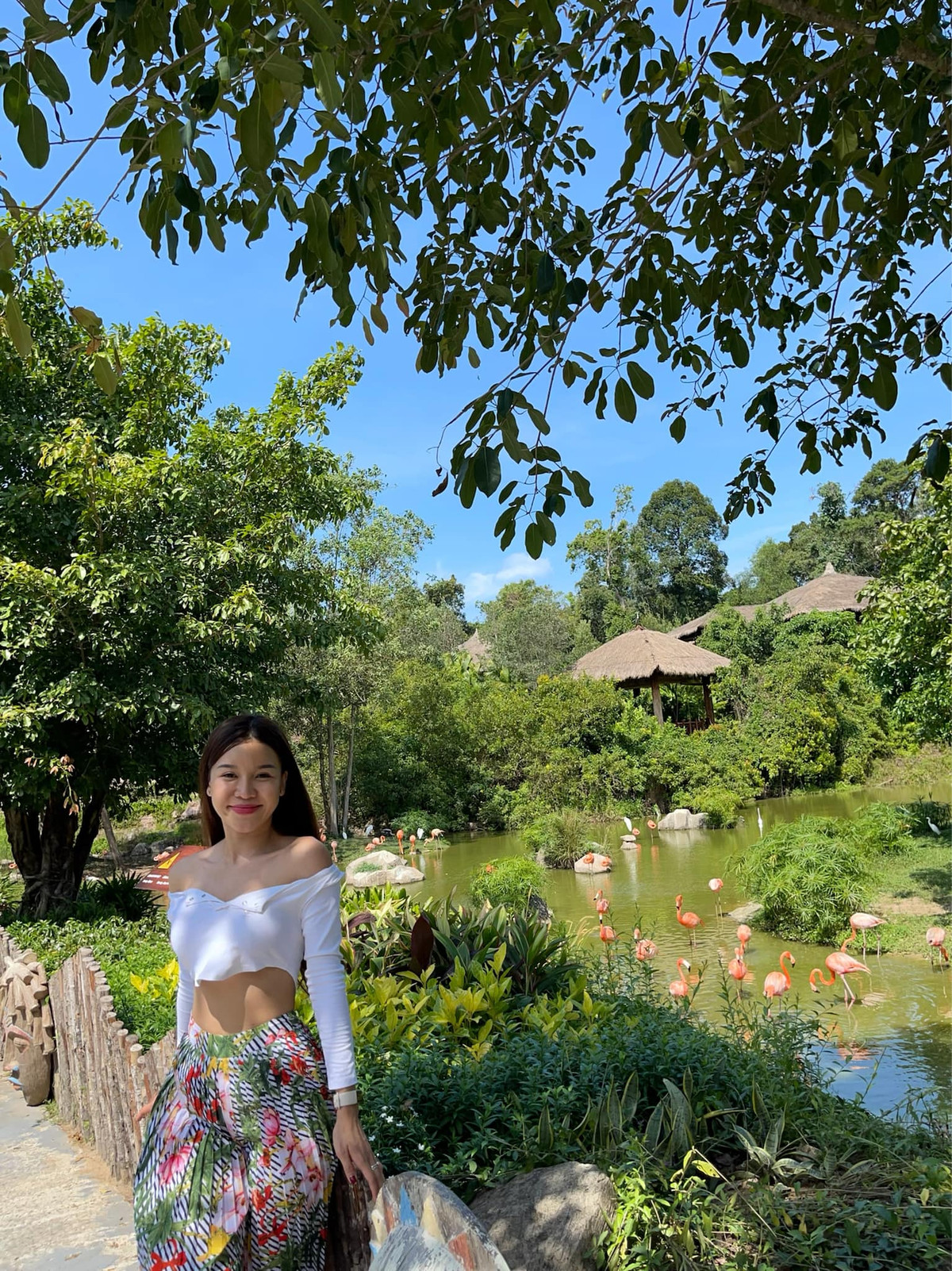 Là một huấn luyện viên thể hình, cô thường xuyên chia sẻ các bí quyết giữ gìn vóc dáng trên Instagram.