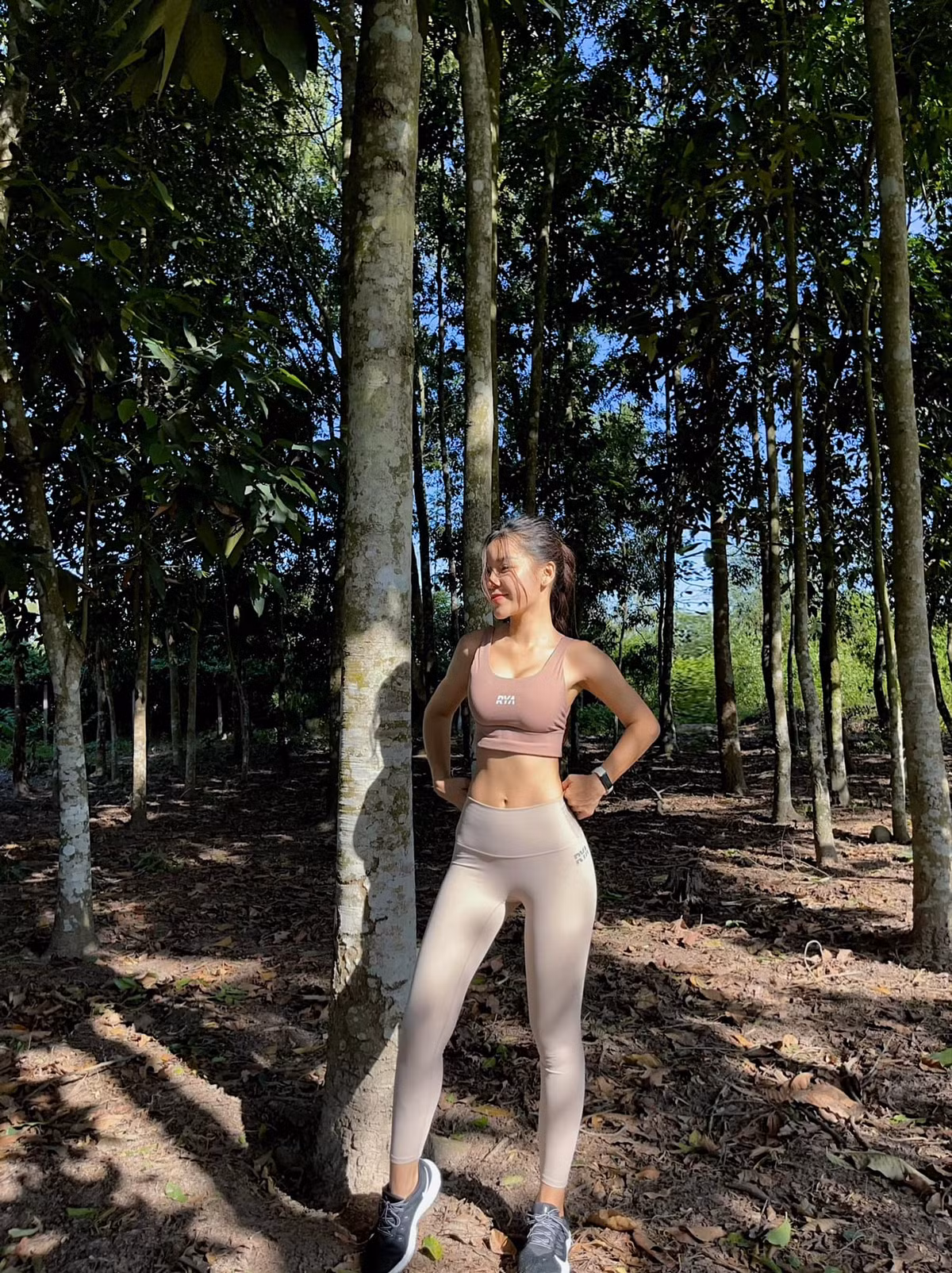 Trên trang cá nhân, nàng WAGs không ngần ngại chia sẻ hình ảnh và các clip hướng dẫn những bài tập để giúp cơ thể săn chắc, thu hút sự quan tâm của không ít người.