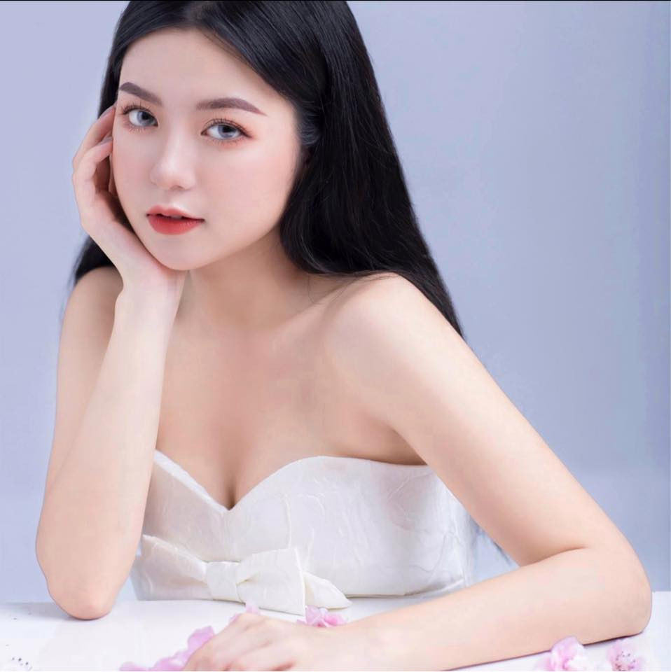 Trên trang cá nhân, nữ streamer 2K theo đuổi vẻ đẹp quyến rũ nhưng không quá phản cảm.