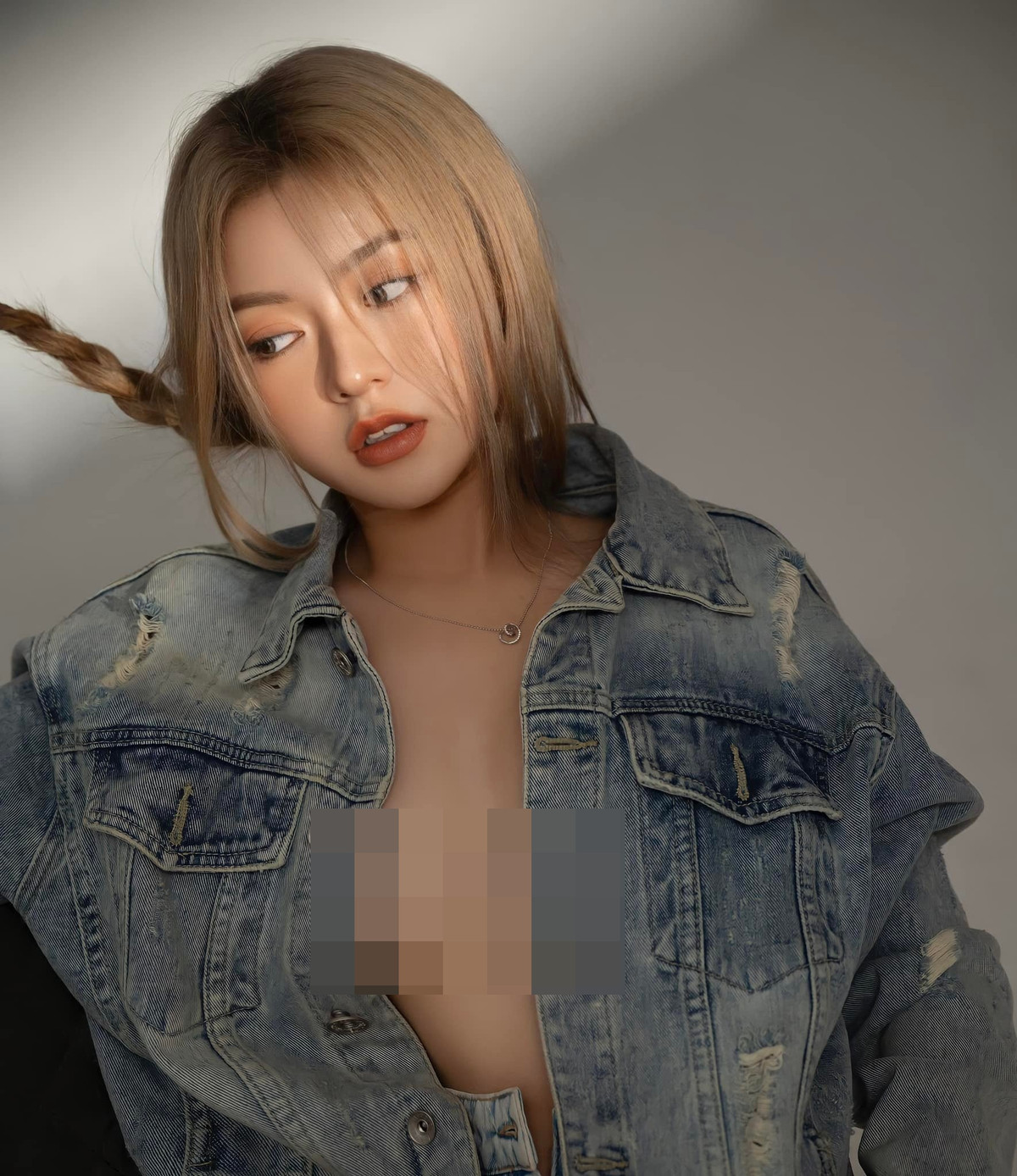 Mới đây, Trang Lucy khá táo bạo khi tung lên trang cá nhân bộ ảnh hở bạo chưa từng có.