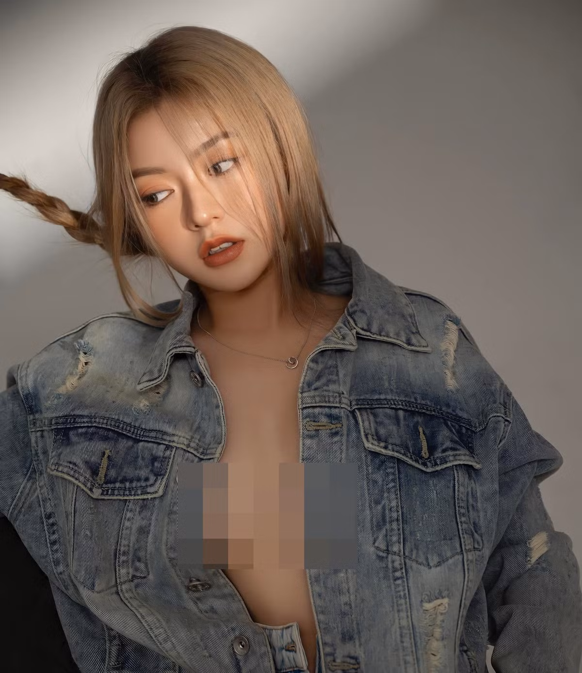 Mới đây, Trang Lucy khá táo bạo khi tung lên trang cá nhân bộ ảnh hở bạo chưa từng có.