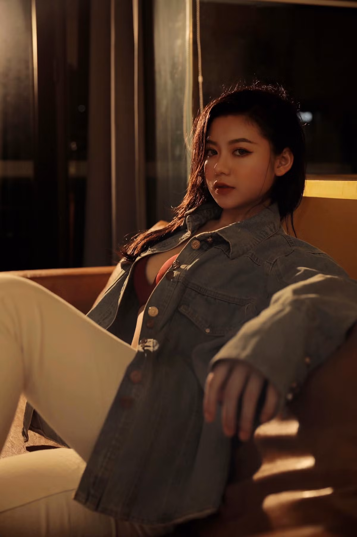 Trang Lucy chính là hot girl quen mặt trên MXH từ trước, tuy nhiên việc chuyển hướng phong cách từ ngây thơ sang gợi cảm thời gian gần đây đã vô tình gây ra lời bàn tán xung quanh cô gái trẻ này.