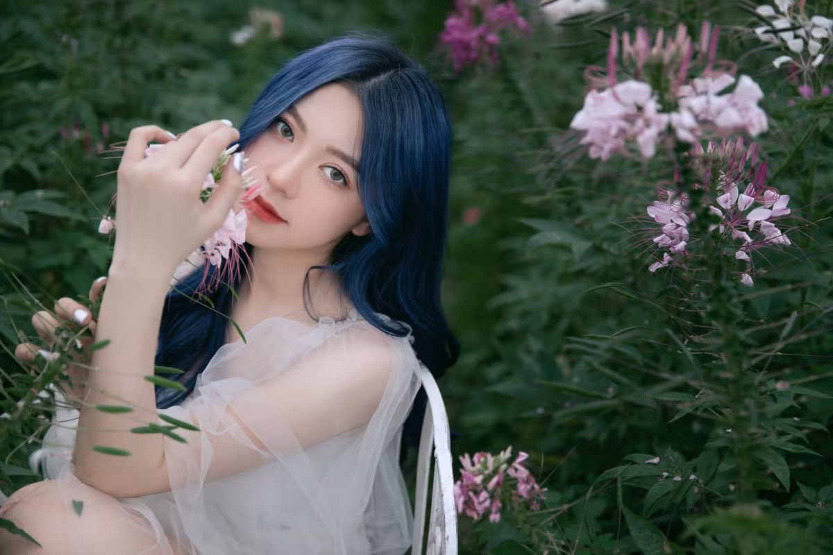 Cô gái đến từ Lạng Sơn này sở hữu làn da trắng mịn, gương mặt xinh đẹp với sống mũi cao, đôi mắt to tròn và miệng cười duyên dáng.