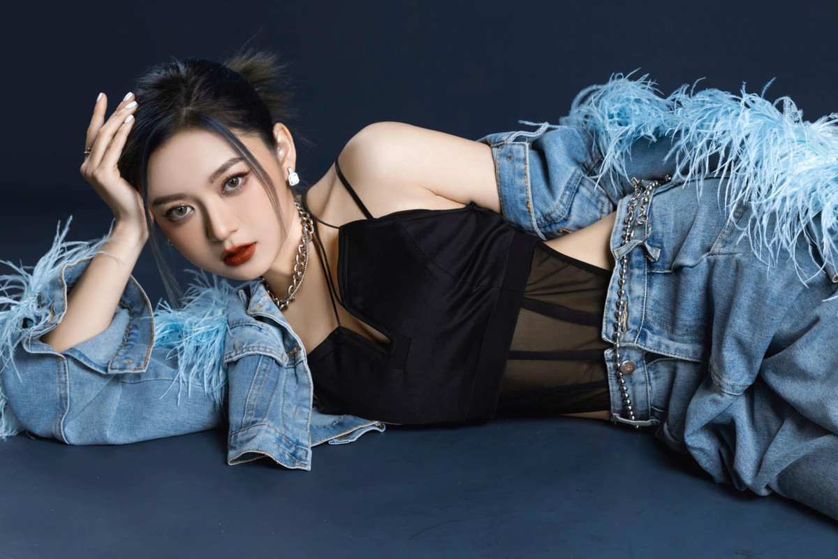 Sở hữu gương mặt thanh thoát với sống mũi cao, làn da trắng mịn cùng số đo 3 vòng cực chuẩn, cô nàng không ít lần khiến cánh mày râu phải trầm trồ.