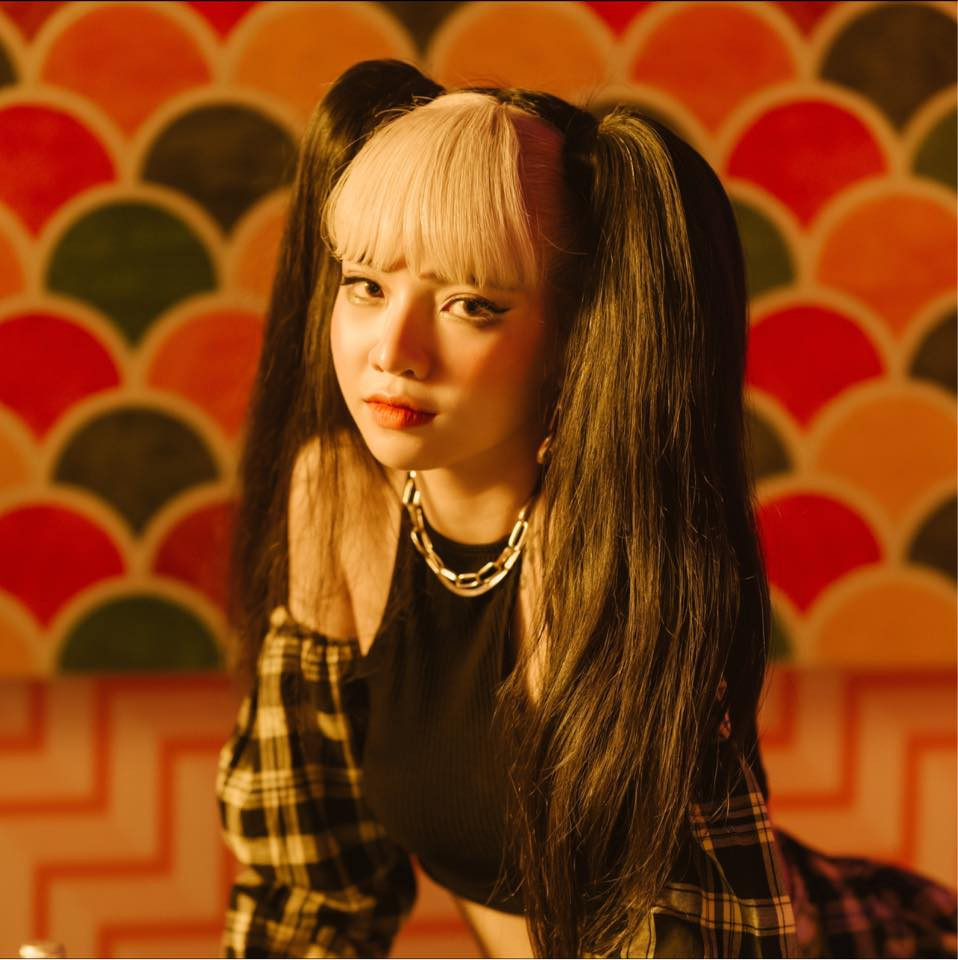 Ngoài ra, Bùi Thảo Ly còn là TikToker đang hot hiện nay, nhờ khả năng nhảy nhót mà cô sở hữu kênh TikTok hơn 5,8 triệu người theo dõi.