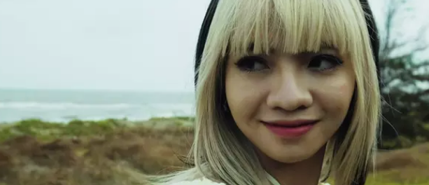 Xuất hiện trong MV, Thảo Ly lộ da mặt gồ ghề, nhiều mụn và vết thâm, nhìn chung là khác xa hoàn toàn với hình ảnh mà cô nàng đăng tải trên MXH.