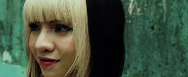 Ở phần bình luận, nhiều người không khỏi bất bình hộ gái xinh Rap Việt này. Phần lớn các ý kiến đều cho rằng cả makeup lẫn quay phim như đang hợp sức dìm hàng cô nàng vậy.