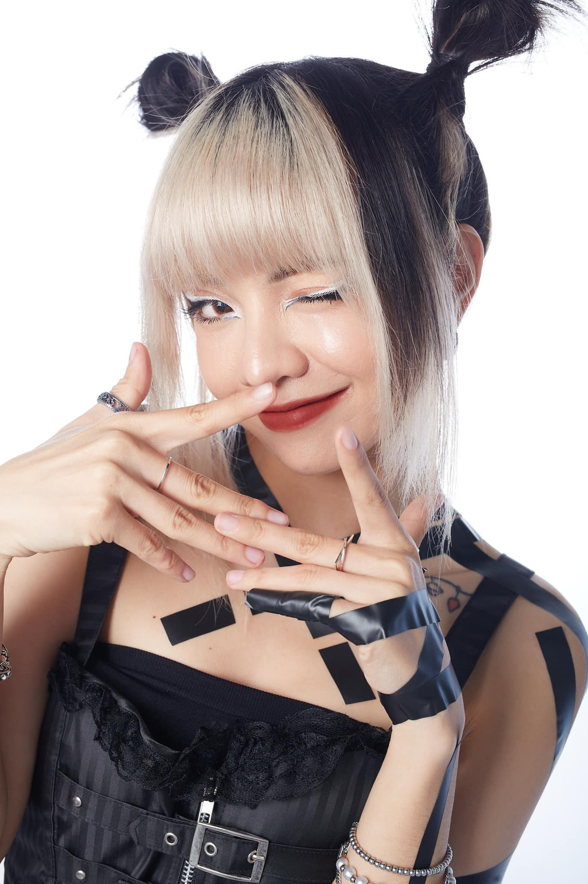 Cô nàng đã quyết tâm bảo vệ đến cùng danh dự của mình trước những lời chê bai đến từ cộng đồng mạng. Ảnh: Tổng hợp