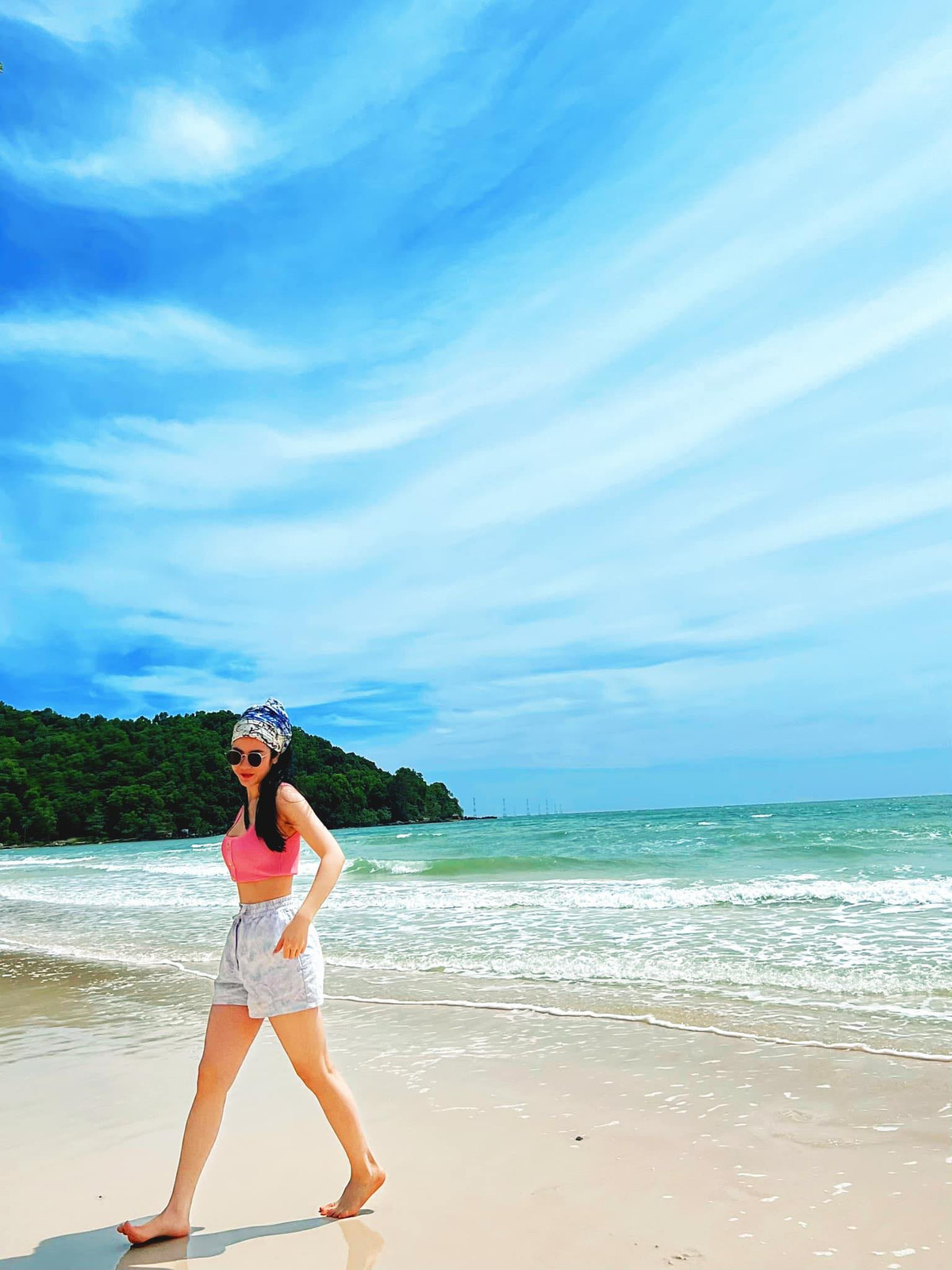 Mặc dù đây không phải là lần đầu Chu Thanh Huyền lộ dấu hiệu hẹn hò với Quang Hải, tuy nhiên mỗi lần cô nàng ngầm thông báo đều nhận về lời khen từ netizen bởi cách ám chỉ khá tinh tế, không lộ liễu.