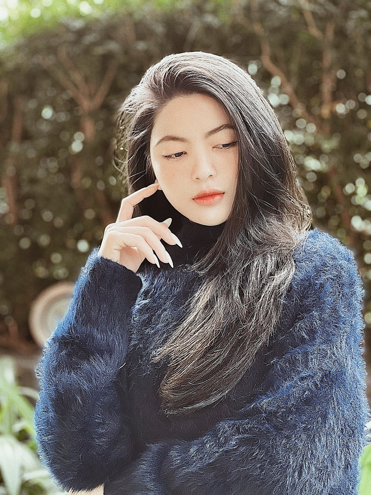 Tuy nhiên cặp đôi có phần im hơi lặng tiếng không để lộ bất cứ dấu hiệu nào, thế nhưng bạn gái tin đồn Quang Hải lại liên tục để lộ "hint", ngầm thông báo về mối quan hệ này.