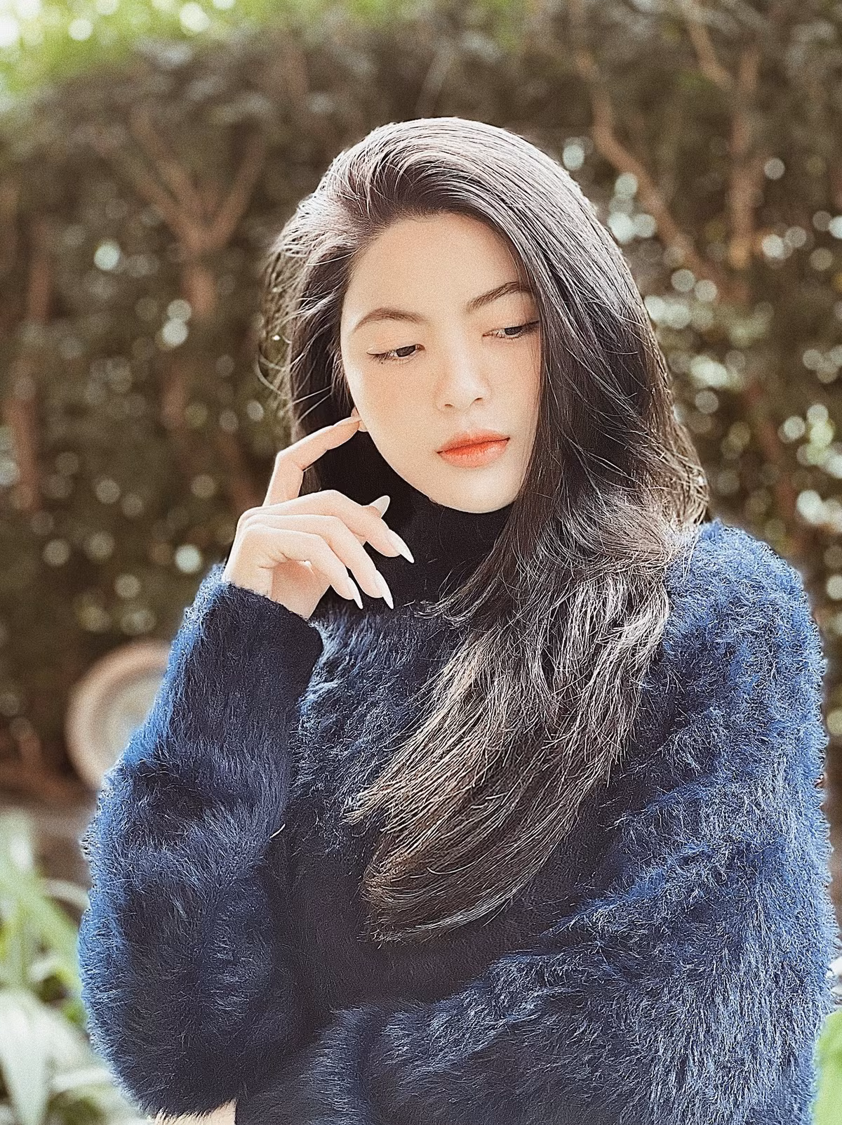 Tuy nhiên cặp đôi có phần im hơi lặng tiếng không để lộ bất cứ dấu hiệu nào, thế nhưng bạn gái tin đồn Quang Hải lại liên tục để lộ "hint", ngầm thông báo về mối quan hệ này.