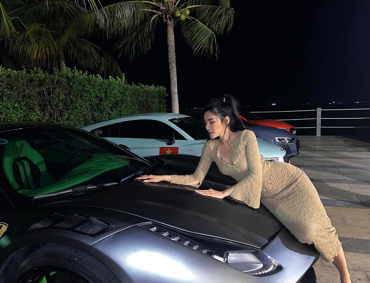 Trên trang cá nhân, cô liên tục khoe hình ảnh sang chảnh, body bốc lửa làm ai nhìn cũng phải xuýt xoa.