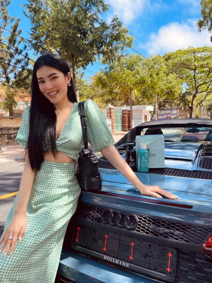 Cô không được chồng chiều chuộng bất chấp nhưng luôn được bao bọc, chở che và thể hiện tình yêu bằng những hành động cụ thể.