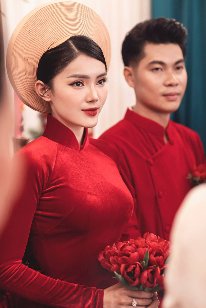 Không chỉ đón dâu bằng loạt xe sang, anh chồng trong đám cưới "khủng" này còn chơi lớn tặng vợ chiếc Audi xịn mịn giá hơn 10 tỷ làm quà cưới.