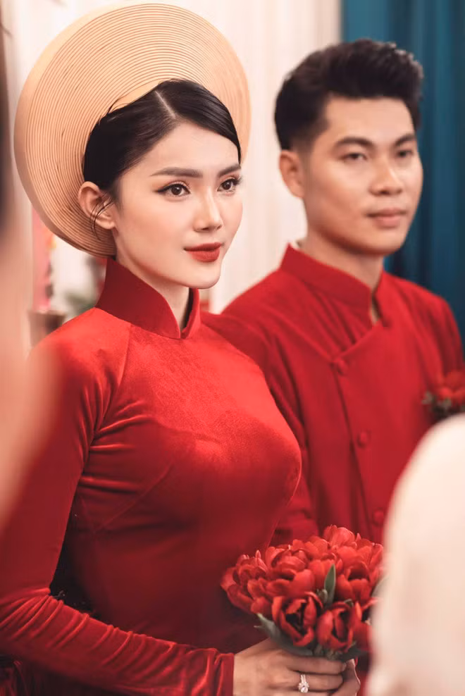 Không chỉ đón dâu bằng loạt xe sang, anh chồng trong đám cưới "khủng" này còn chơi lớn tặng vợ chiếc Audi xịn mịn giá hơn 10 tỷ làm quà cưới.