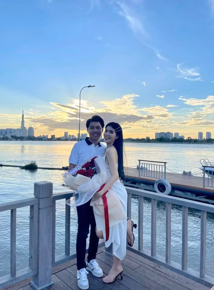 Nhân dịp ngày Quốc tế Phụ nữ (8/3) vừa qua, Phối Phối khiến chị em ghen tị khi khoe được chồng tặng cho 999 triệu cùng lời nhắn ngọt ngào.