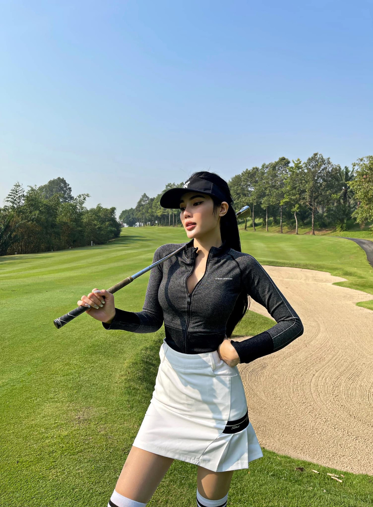 Sau 2 năm gây bão mạng với đám cưới bạc tỷ, nàng hot girl này hiện có cuộc sống hôn nhân vô cùng viên mãn. Hiện cô đã sinh một tiểu công chúa cực đáng yêu.