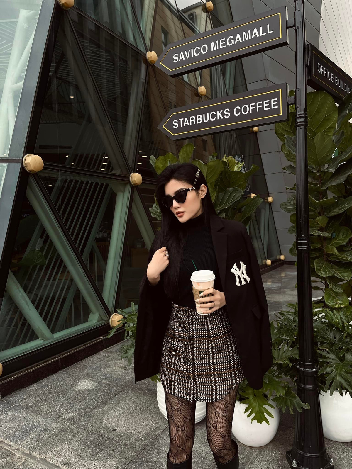 Cô nàng sở hữu nhan sắc xinh đẹp như hoa hậu, vóc dáng gợi cảm, nuột nà, cùng với chú rể tài giỏi, từng là doanh nhân du học tại Singapore được mệnh danh là cặp đôi trai tài – gái sắc.