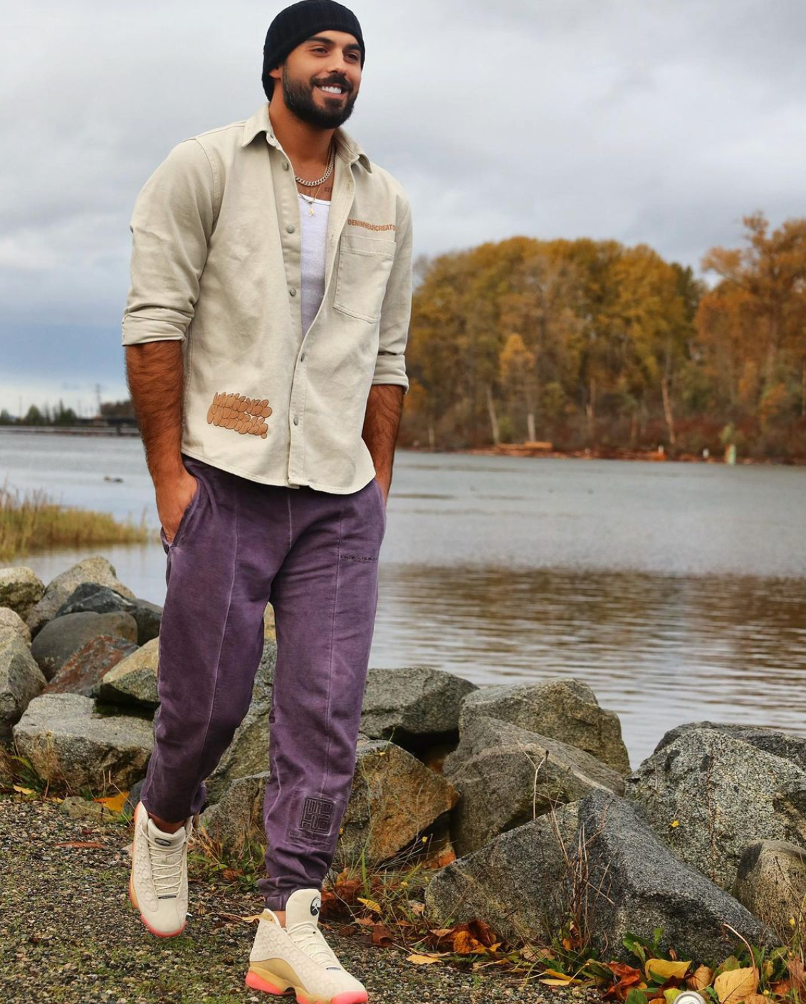 Năm 2015, Omar từng khiến nhiều người hâm mộ "đau tim" khi tuyên bố kết hôn cùng bạn gái. Yasmin từng bị "ném đá" do bị cho là có nhan sắc bình thường so với người chồng nổi tiếng vì quá đẹp trai.