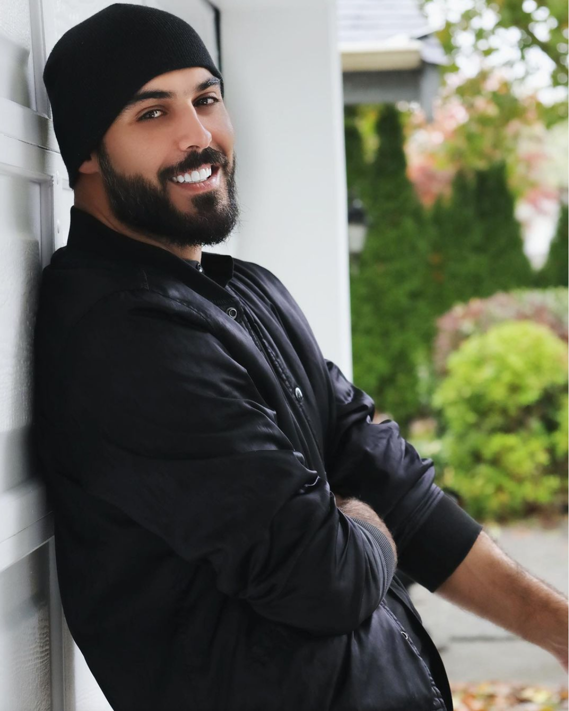 Hình ảnh hiện tại của Omar khá khác với hình dung của nhiều người. Từ một chàng trai mang vẻ đẹp huyền bí, hớp hồn đậm chất Trung Đông, trai đẹp "bị trục xuất" giờ chững chạc, trưởng thành và theo đuổi phong cách sành điệu, hiện đại và mạnh mẽ hơn.