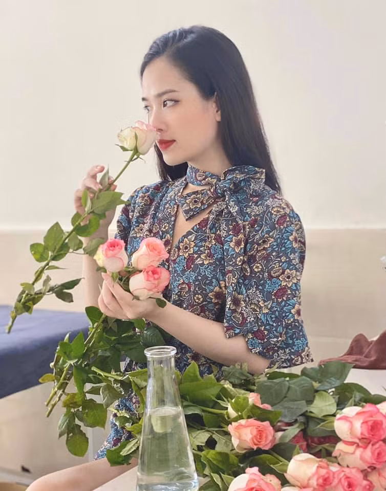 Về phần Huyền My, cô bắt đầu gây chú ý kể từ khi vướng tin đồn hẹn hò cầu thủ Quang Hải, khoảng giữa tháng 12/2019.