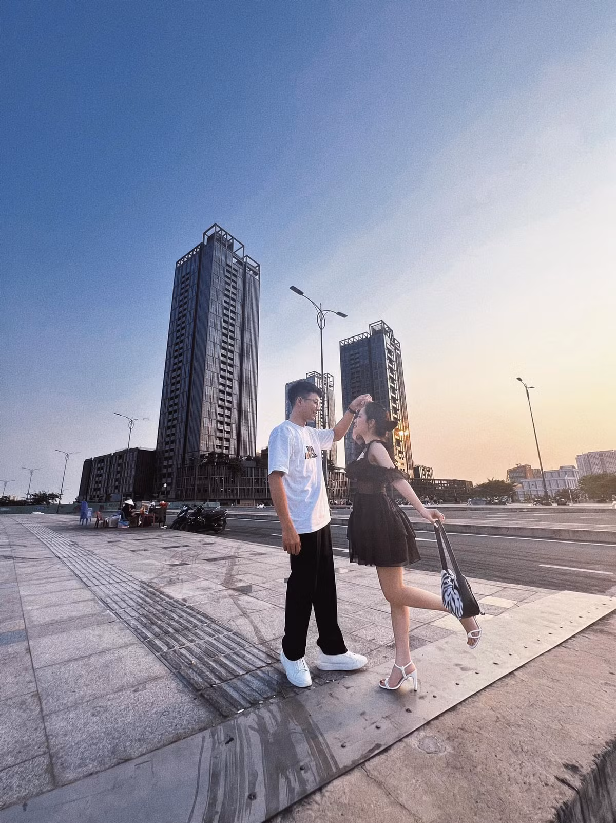 Huyền My và diễn viên Anh Tú chính thức yêu đương vào khoảng tháng 7/2021. Tuy nhiên, chuyện tình này gần đây mới được người trong cuộc hé lộ.