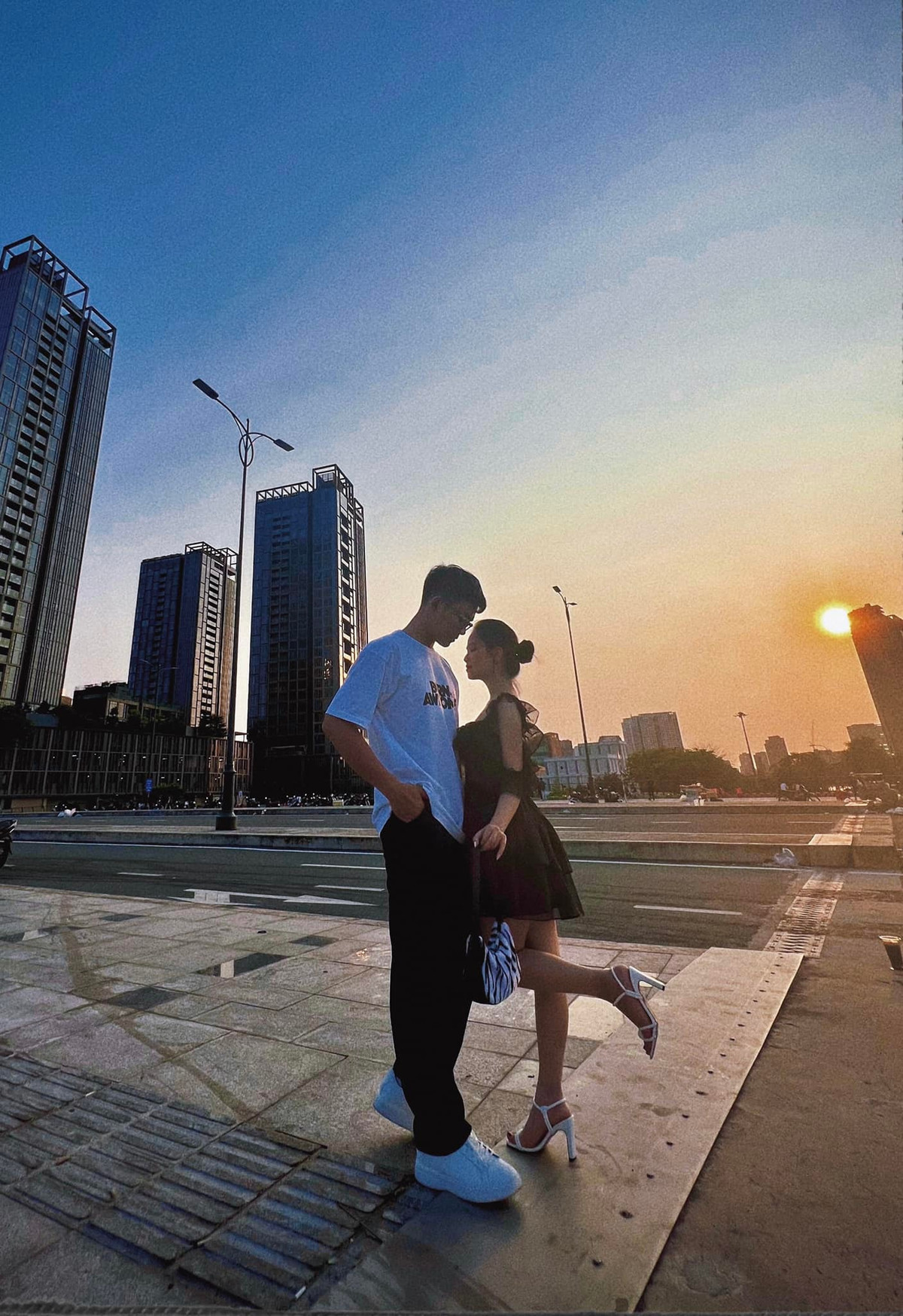 Ngoài ra, cư dân mạng cũng bày tỏ mong muốn được chiêm ngưỡng bộ ảnh cưới của Huyền My và chồng sắp cưới.