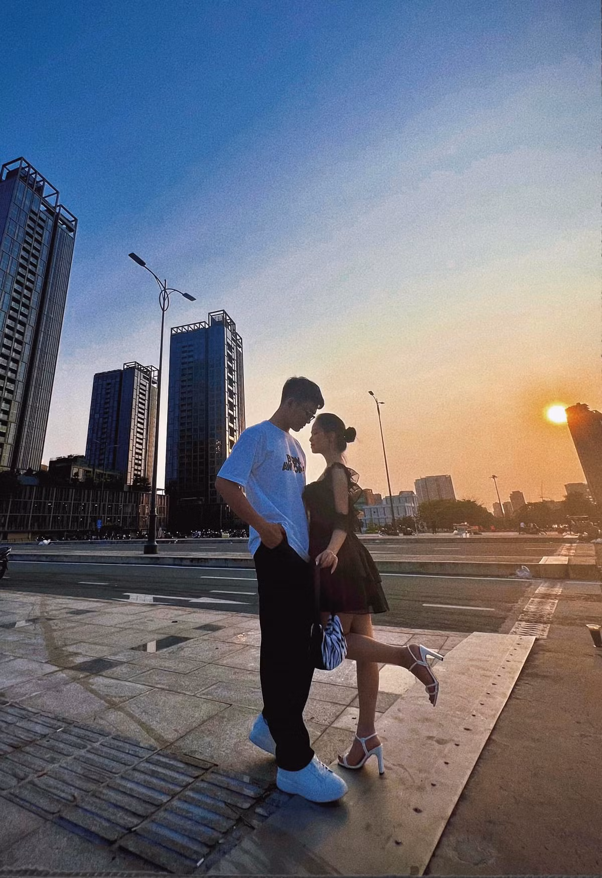 Ngoài ra, cư dân mạng cũng bày tỏ mong muốn được chiêm ngưỡng bộ ảnh cưới của Huyền My và chồng sắp cưới.