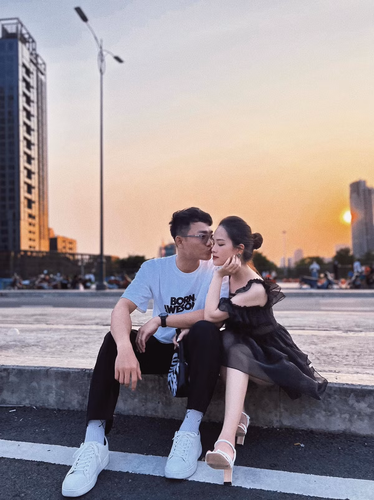 Anh chàng cho biết cảm thấy may mắn khi cưới được người vợ như Huyền My. Anh còn thân mật gọi Huyền My là vợ tương lai.