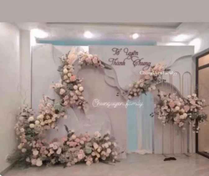 Mới đây, trên MXH lan truyền đoạn clip TikTok ghi lại cảnh chuẩn bị cho lễ đám hỏi của cầu thủ Thành Chung và bạn gái Uyên Kem. Theo hình ảnh, phía gia đình cô dâu đã bắt đầu trang trí, chuẩn bị cho ngày đón gia đình chú rể đến nạp tài, ăn hỏi. Ảnh: Chunguyenfamily