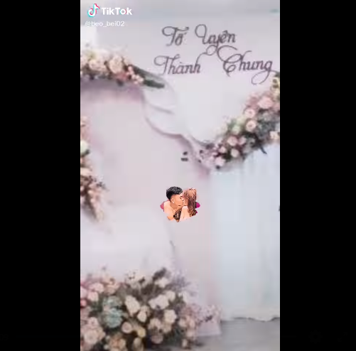 Được biết, ngày mai 19/3 trung vệ Nguyễn Thành Chung và bạn gái Ngô Tố Uyên sẽ làm đám hỏi ở quê nhà Tuyên Quang. Đám cưới sẽ tổ chức vào một tháng sau. Ảnh: Cắt ra từ clip