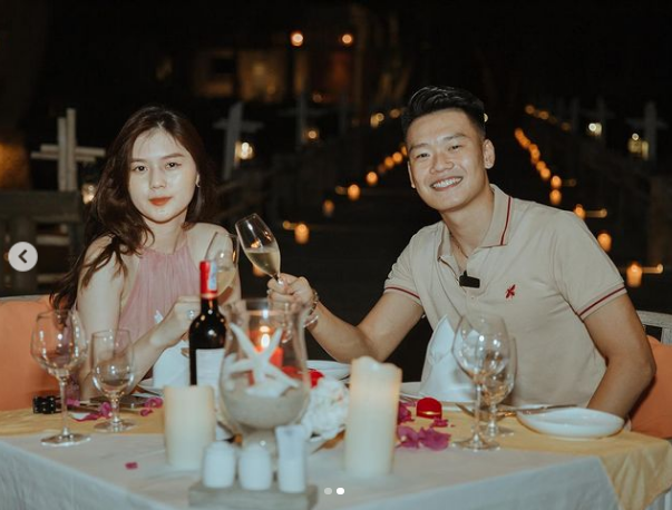 Cả hai đều chia sẻ khoảnh khắc trọng đại này trên trang cá nhân. Tố Uyên ngọt ngào viết: “Vâng, em đồng ý”.