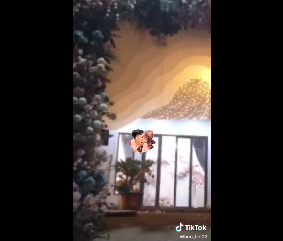 Gia đình bạn gái Thành Chung đã chuẩn bị cho lễ ăn hỏi rất trang hoàng, lộng lẫy từ ngoài cửa ra vào. Ảnh: Cắt ra từ clip