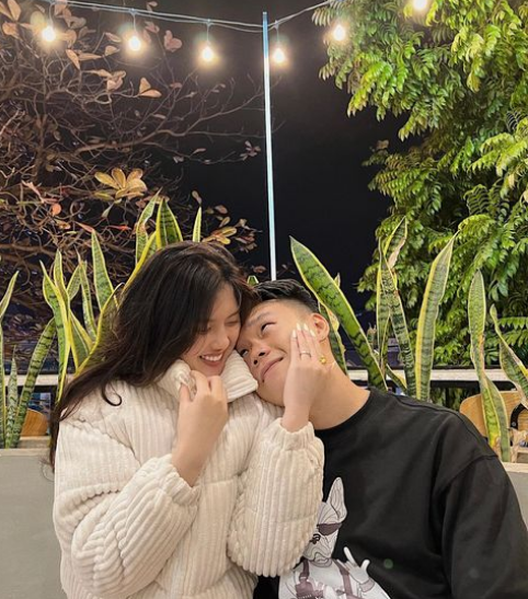 Cặp đôi cùng đến từ Tuyên Quang. Tố Uyên sở hữu nhan sắc xinh đẹp, dịu dàng, lại là người đảm đang, khéo léo khiến Thành Chung rất yêu thương, tự hào.