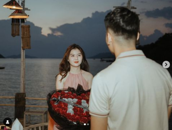 Màn cầu hôn trước đó của Thành Chung dành cho bạn gái được tổ chức bên bờ biển trong một khung cảnh thơ mộng có nến, hoa và rượu vang.
