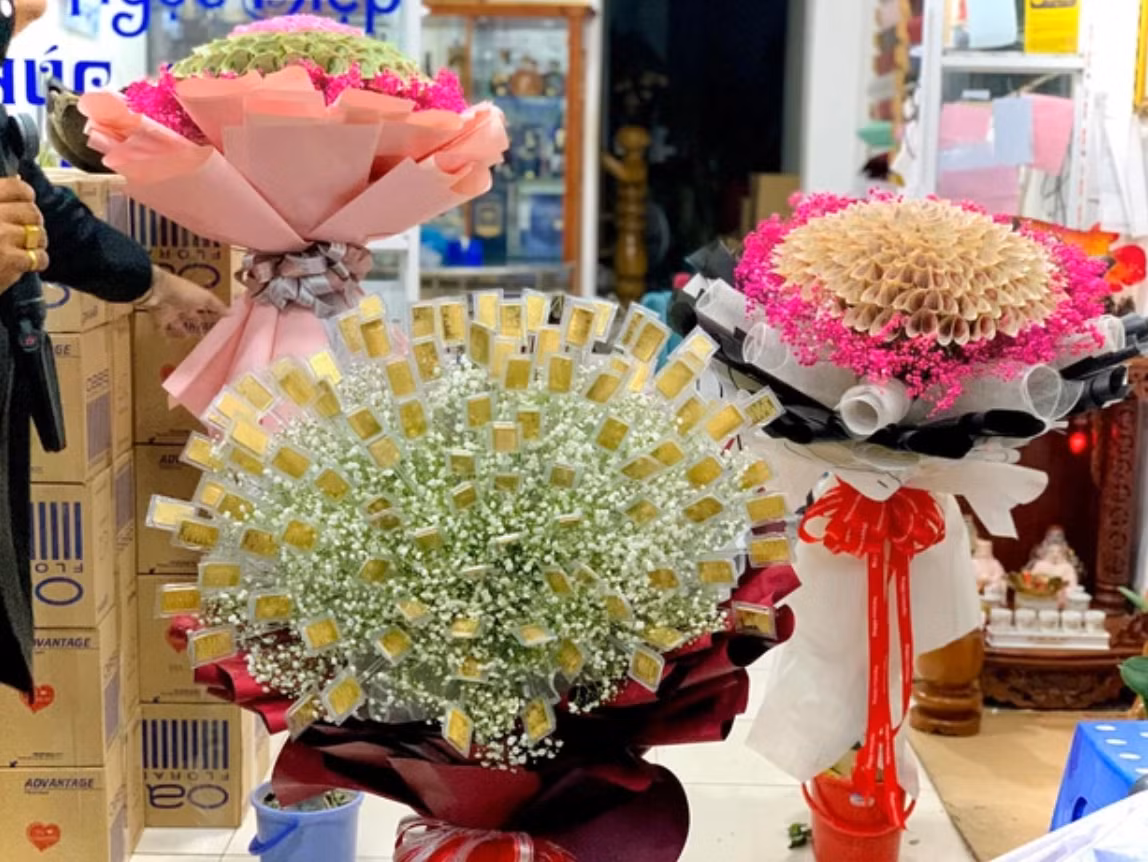 Ngày Quốc tế phụ nữ 8/3 chắc chắn chị em nào cũng muốn nhận những bó hoa. Nhưng thay vì những bông hoa tươi, những bó hoa được làm bằng tiền càng khiến nhiều người thích thú hơn.