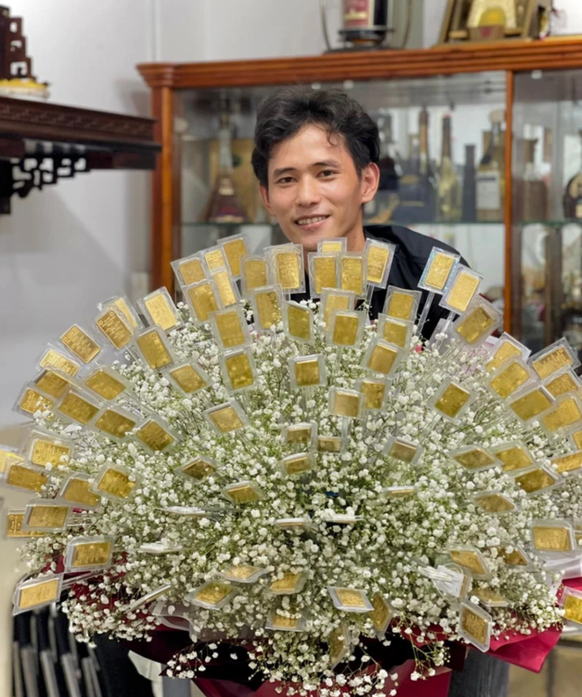 Sau khi một số hình ảnh được đăng tải trên mạng xã hội, nhiều người ngưỡng mộ với độ giàu có, yêu thương "nửa kia" của vị đại gia Cần Thơ.