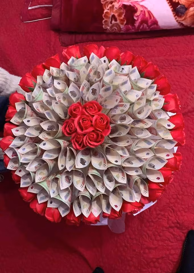 Ví dụ như được tặng đóa hoa toàn tiền này trong ngày 8/3, chắc chắn nhiều chị em không thể cầm lòng.