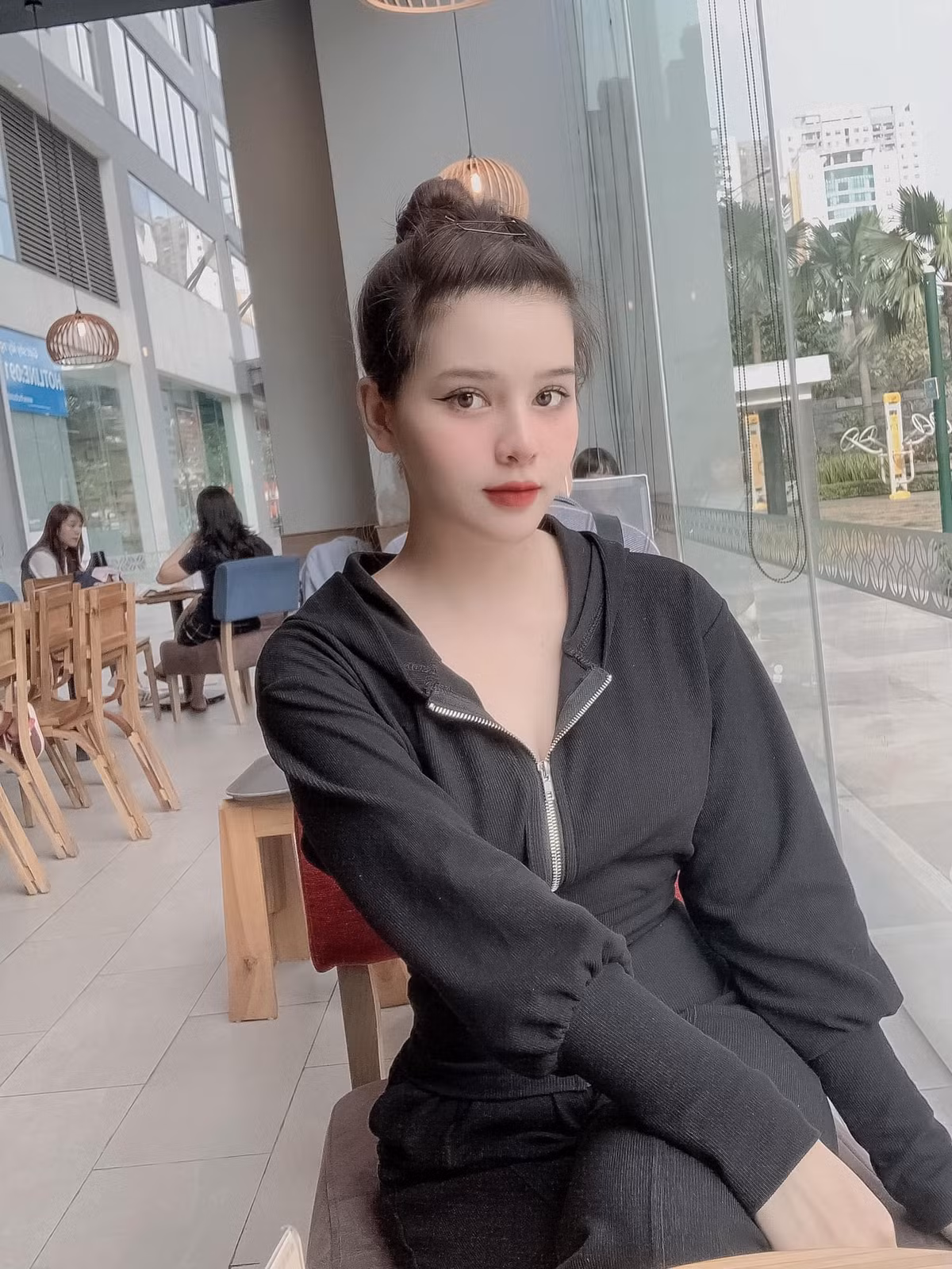 Cô có thể mặc những bộ đồ bó sát mà mình thích, thoải mái chụp ảnh hay đi đến những nơi đông người mà không còn tự ti như xưa. Ảnh: Tổng hợp