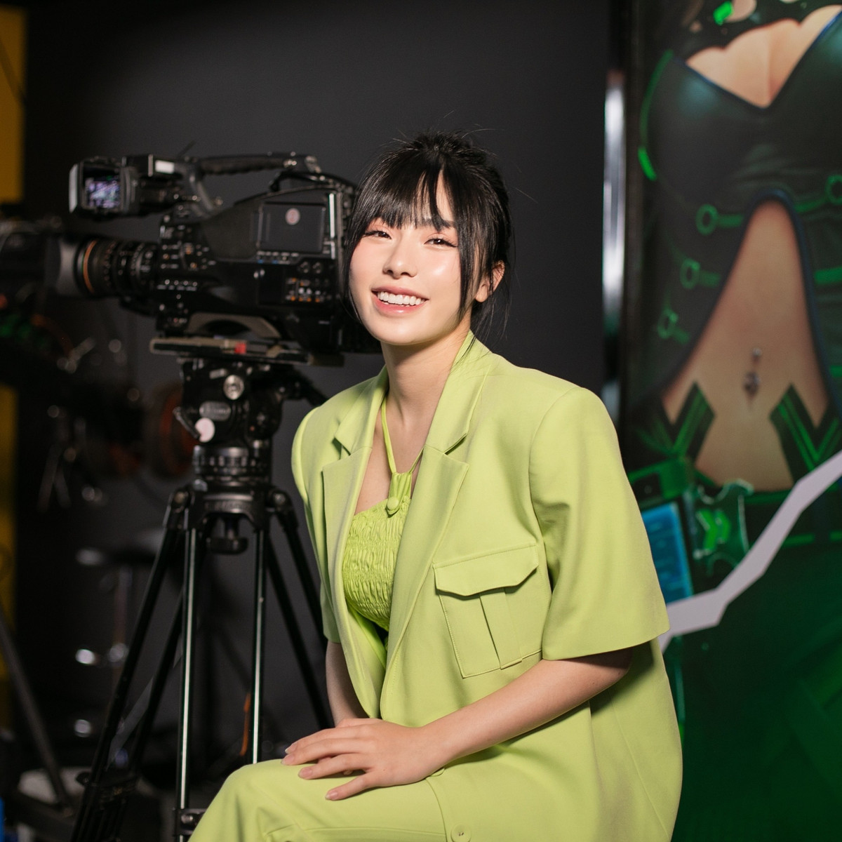 Theo thông tin được chia sẻ, thời cấp 3 nữ MC từng giữ vai trò lớp trưởng và bí thư Đoàn cấp 3, ngoài ra cô nàng còn khoe thêm chiếc giấy khen xịn là học sinh giỏi năm lớp 11.