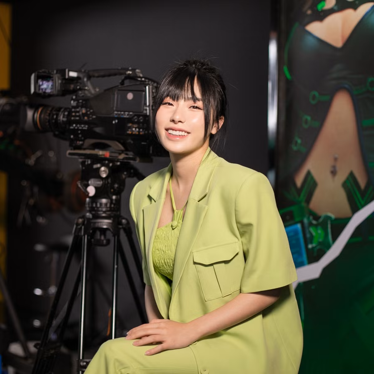 Theo thông tin được chia sẻ, thời cấp 3 nữ MC từng giữ vai trò lớp trưởng và bí thư Đoàn cấp 3, ngoài ra cô nàng còn khoe thêm chiếc giấy khen xịn là học sinh giỏi năm lớp 11.