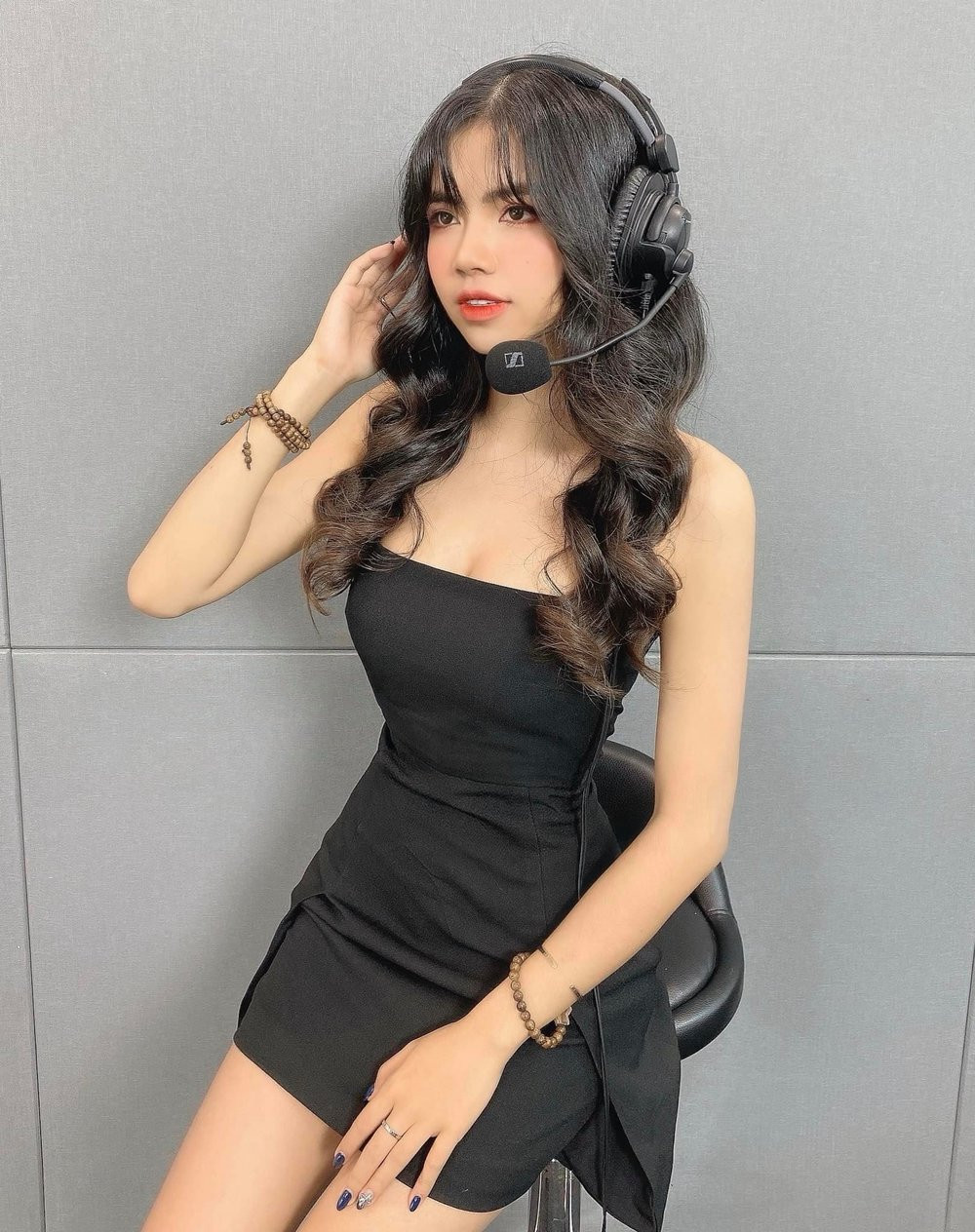 Bản thân nữ MC cũng thừa nhận rằng chính bản thân và bạn bè còn phải ngạc nhiên với kết quả điểm 10 tuyệt đối môn Hóa trong kỳ thi Tốt nghiệp THPT năm xưa.