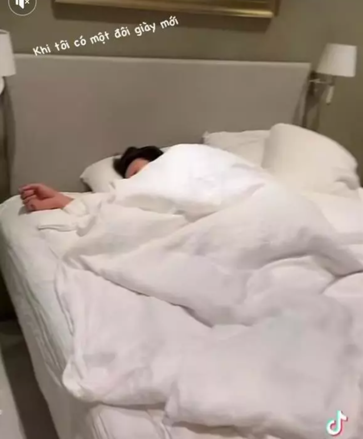 Mới đây cặp đôi này lại lộ ra bằng chứng sống chung khi chàng thủ môn ăng tải đoạn clip ghi lại tình huống hài hước khi có đôi giày mới.