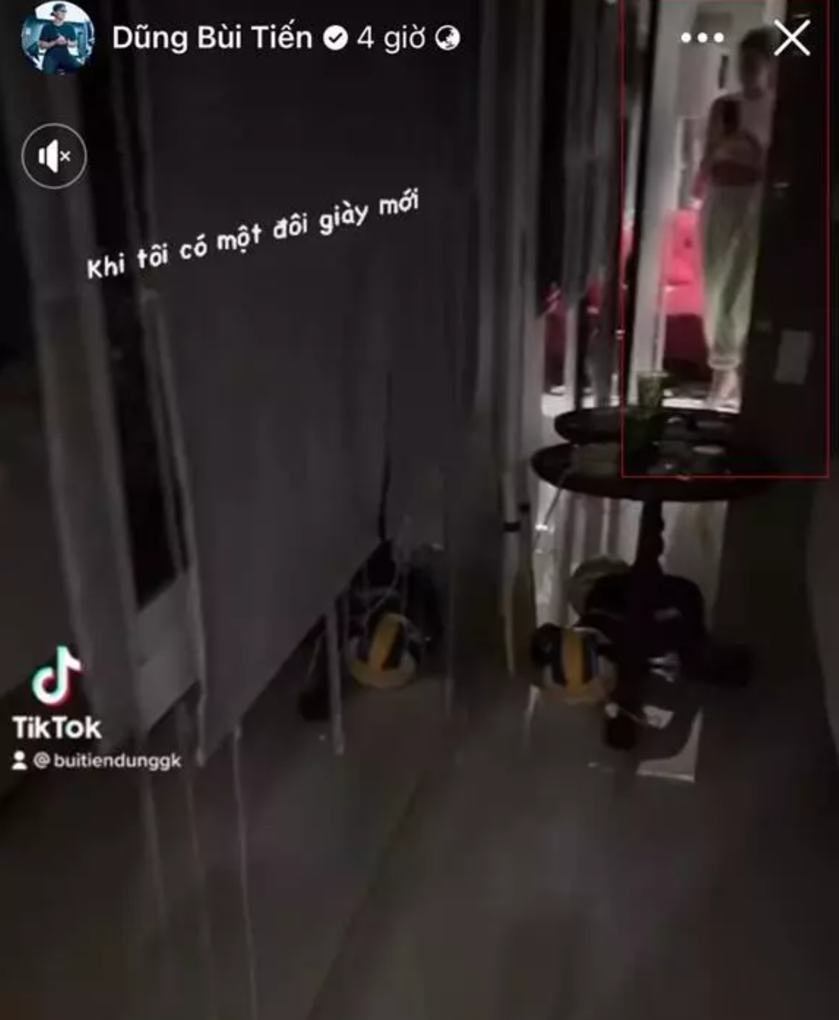 Ngoài ra, một chi tiết cũng đặc biệt gây chú ý trong clip, đó là bóng dáng một cô gái được cho là bạn gái Bùi Tiến Dũng phản chiếu từ chiếc gương trong phòng ngủ của chàng thủ môn. Khoảnh khắc này đã làm netizen chắc chắc hơn về thông tin cặp đôi đang sống chung.