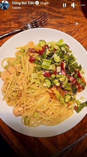 Người này không ai khác chính là bạn gái Bùi Tiến Dũng là Dianka Zakhidova. Cô mặc một bộ đồ ngắn ở nhà, đang đứng chuẩn bị đồ ăn, trong khi chàng cầu thủ nằm xem tivi.